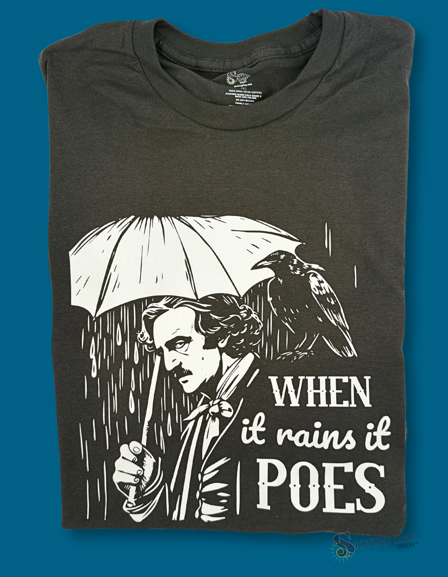 WHEN IT RAINS IT POES - LITERARY PUN 100% COTTON T-SHIRT - CHARCOAL GRAY