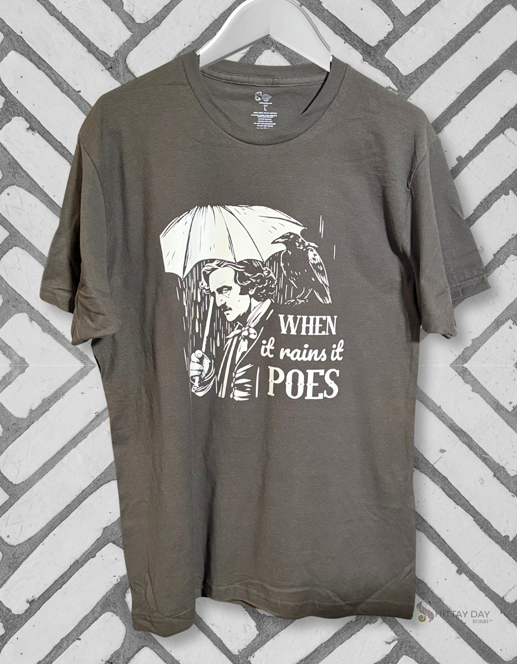 WHEN IT RAINS IT POES - LITERARY PUN 100% COTTON T-SHIRT - CHARCOAL GRAY