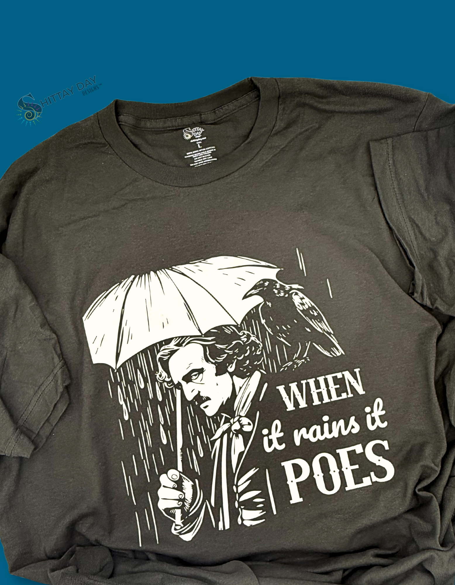 WHEN IT RAINS IT POES - LITERARY PUN 100% COTTON T-SHIRT - CHARCOAL GRAY